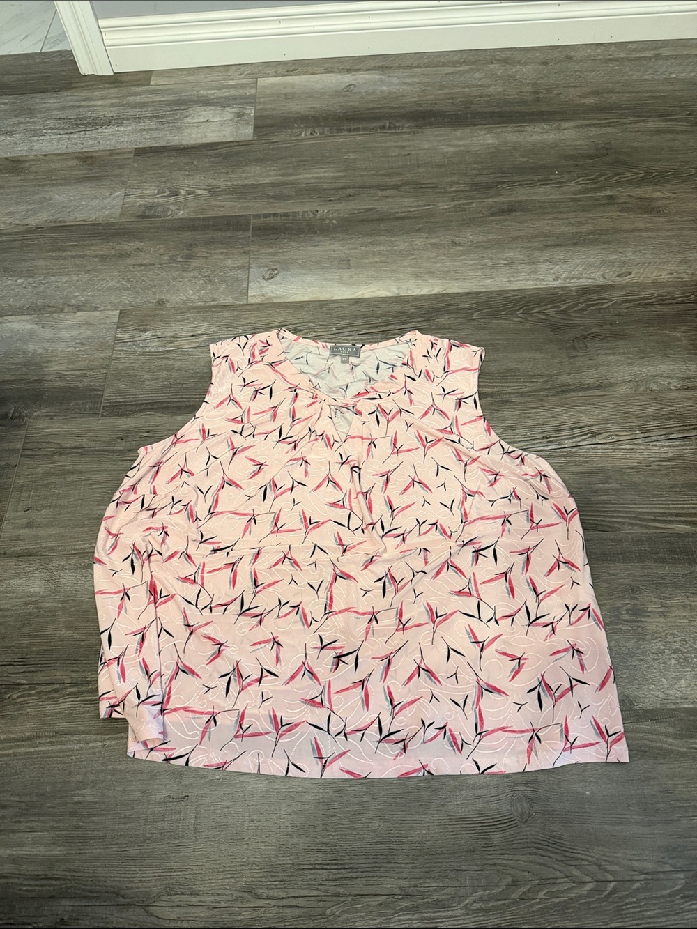 Laura Womenβs Pink Printed V-Neckβ Camisole